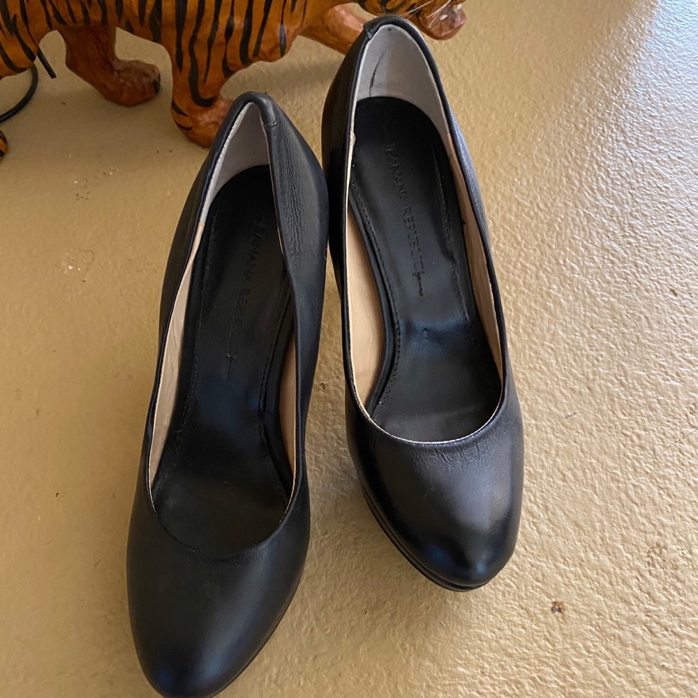 Banana republic black pumps